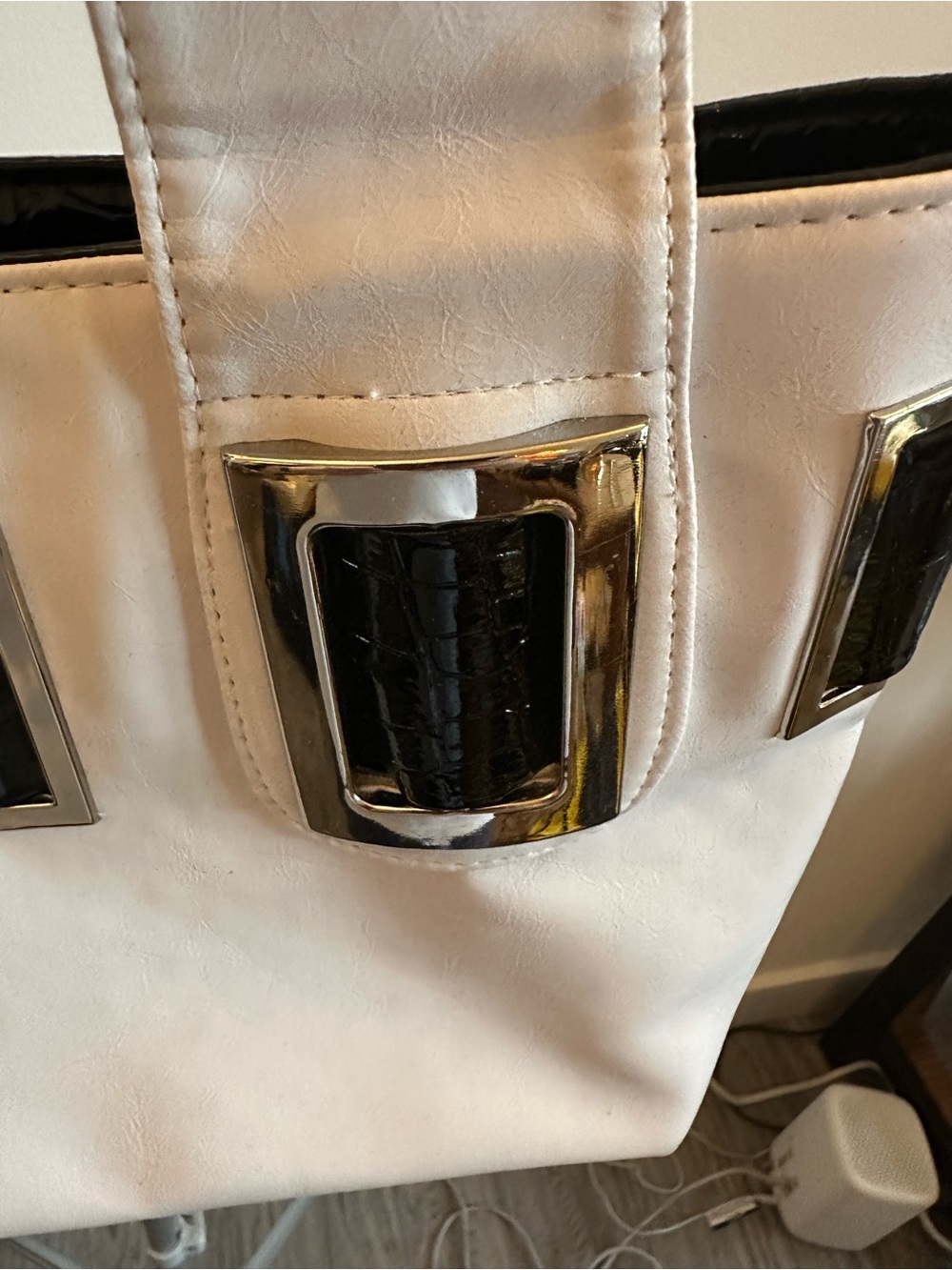 White Leather-Style Shoulder Bag with Black Accent Details - Picture 4 of 8